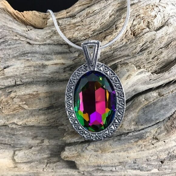 Handcrafted necklace with Swarovski crystal and chain - Picture 3 of 7